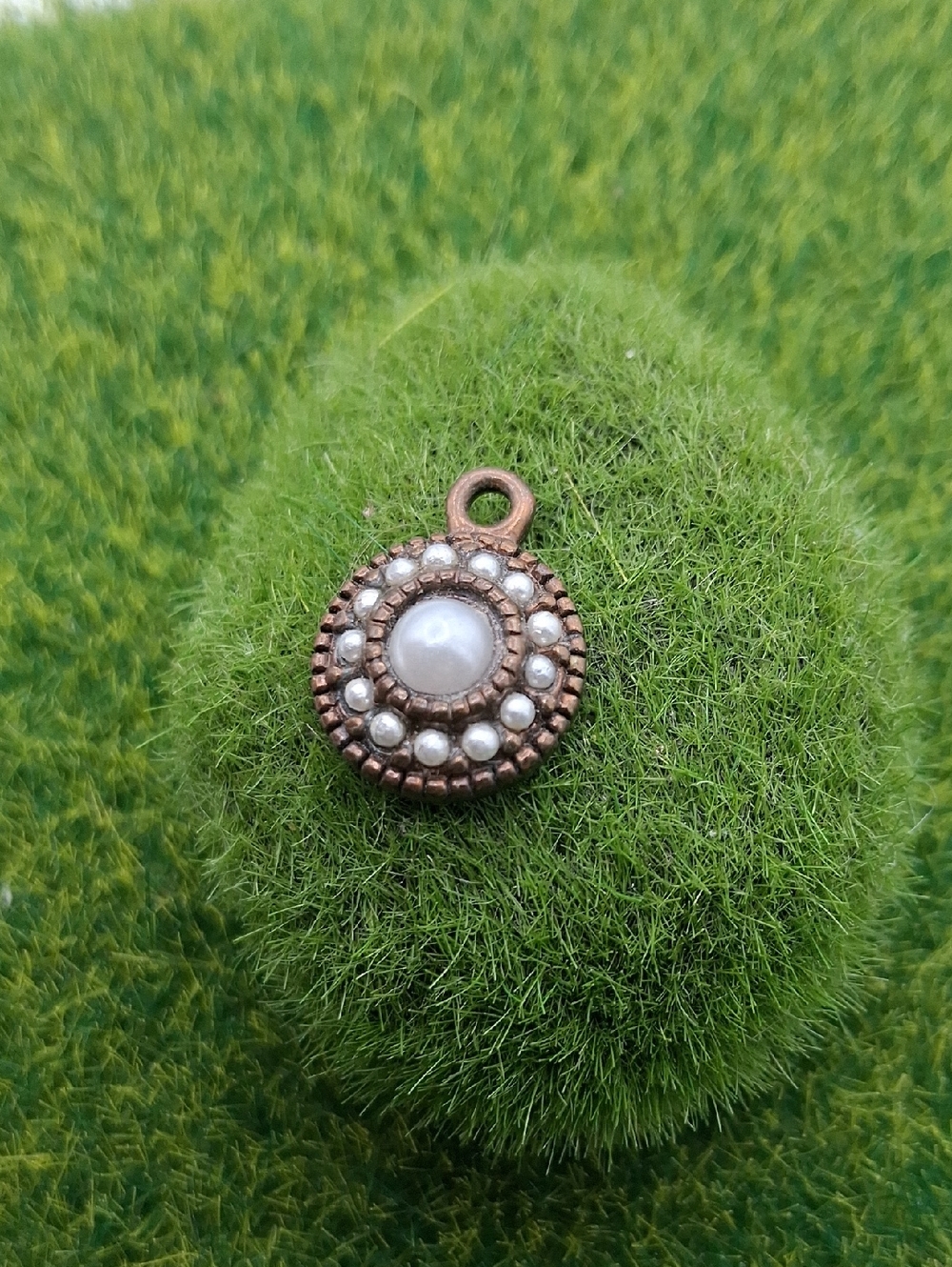 Vintage-Inspired Pearl Medallion Pendant in Copper P425